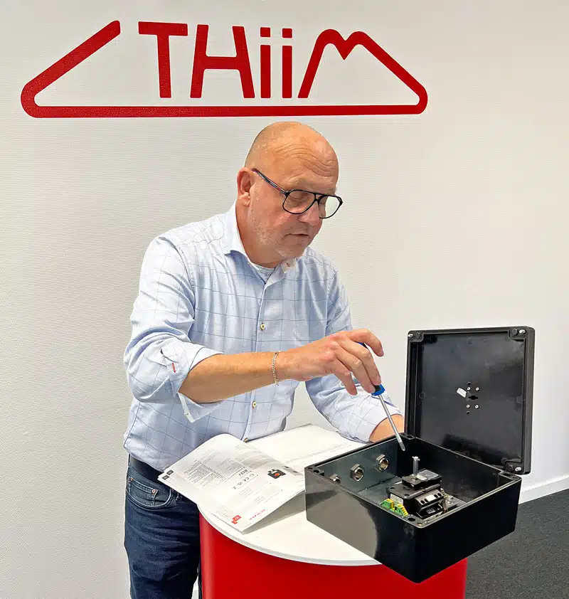 Allan inspiziert den Scame-Schutzschalter